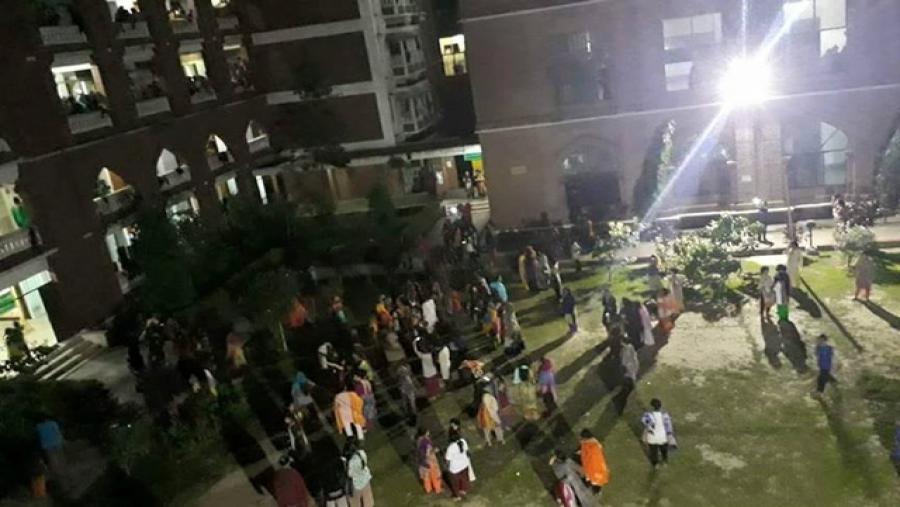 গভীর রাতে ছাত্রীদের হল থেকে ‘বহিষ্কার’, হলের সামনে আন্দোলনকারীরা