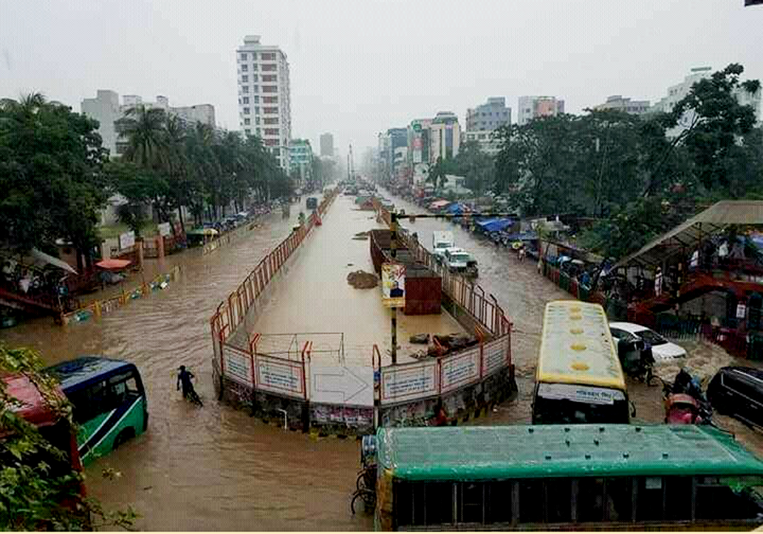 নগরের সড়কগুলো যেন নোংরা পানির নদী